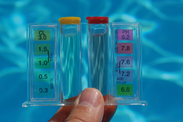 gestione della piscina misurando cloro e ph