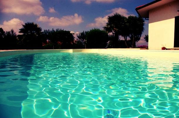 Ristrutturazione del rivestimento interno di una piscina interrata