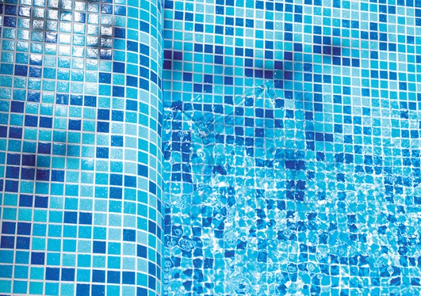 mosaico come rivestimento della piscina