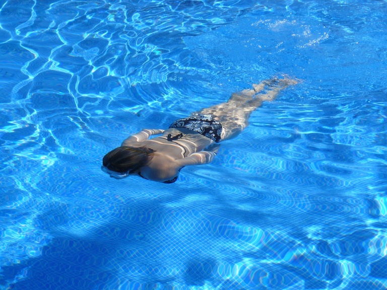 Tuffi nella piscina interrata