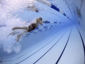 Fare nuoto in piscina