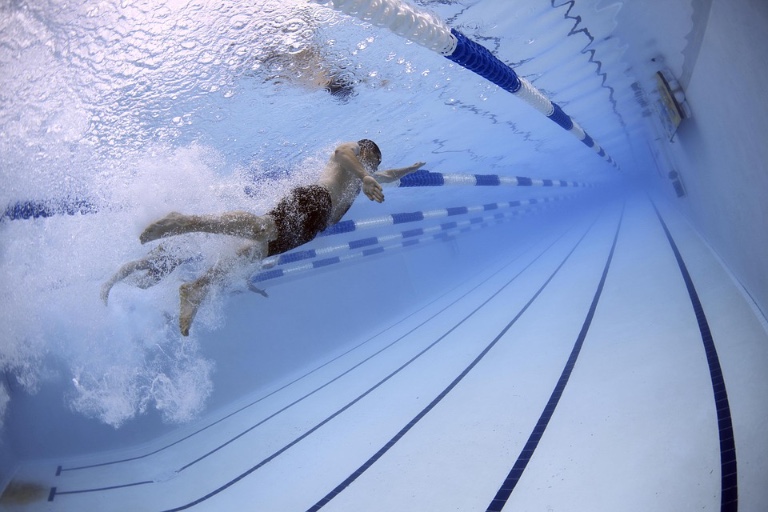 Fare nuoto in piscina
