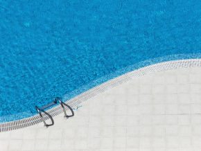Abbronzatura in piscina interrata