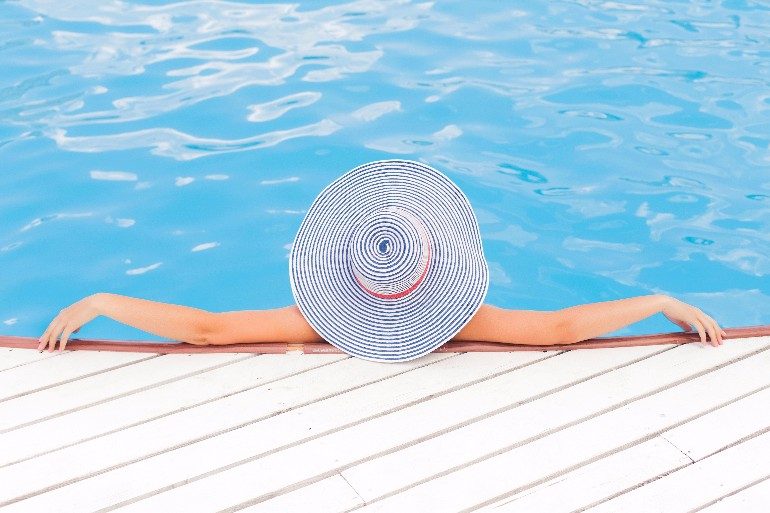 donna relax in piscina