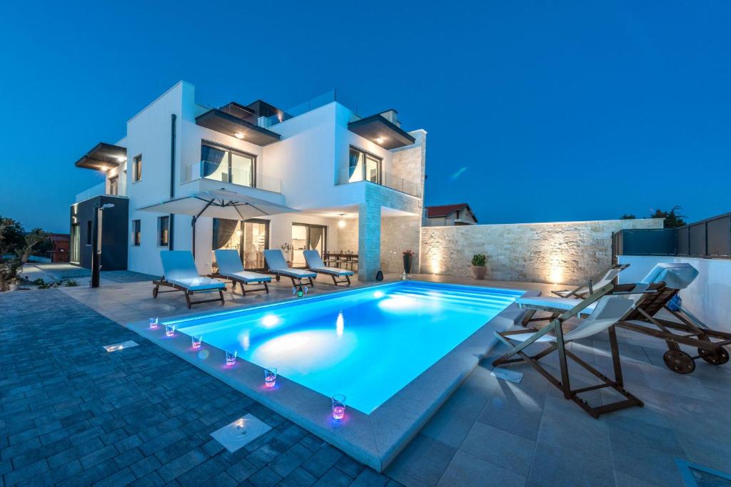 Piscina senza permessi: cosa bisogna sapere?