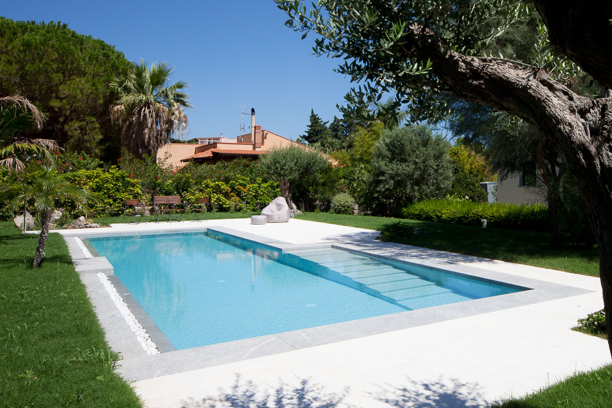 Costruire una piscina in autunno presenta anche vantaggi climatici. Le temperature moderate e le piogge meno frequenti rispetto all’inverno riducono i rischi di interruzioni del cantiere.