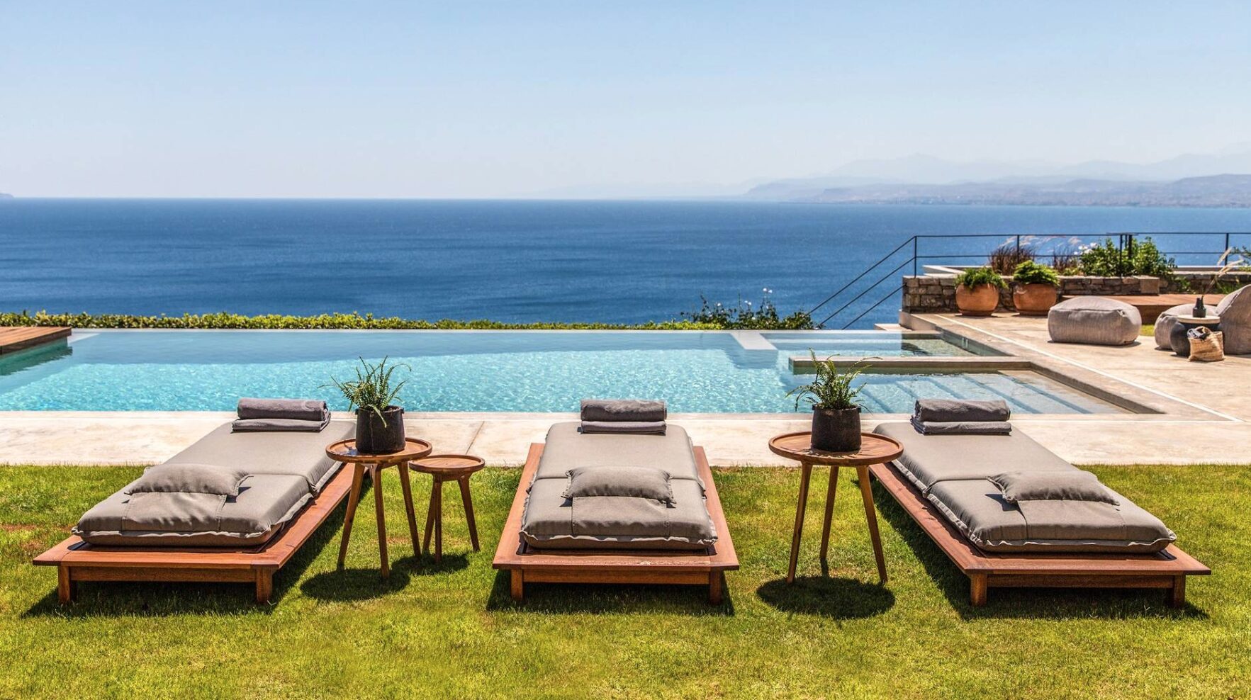 Una piscina a sfioro con cascata cambia completamente il volto di uno spazio esterno. Non è solo un complemento: è un elemento di design, capace di definire stile e personalità di una casa o di una struttura ricettiva.