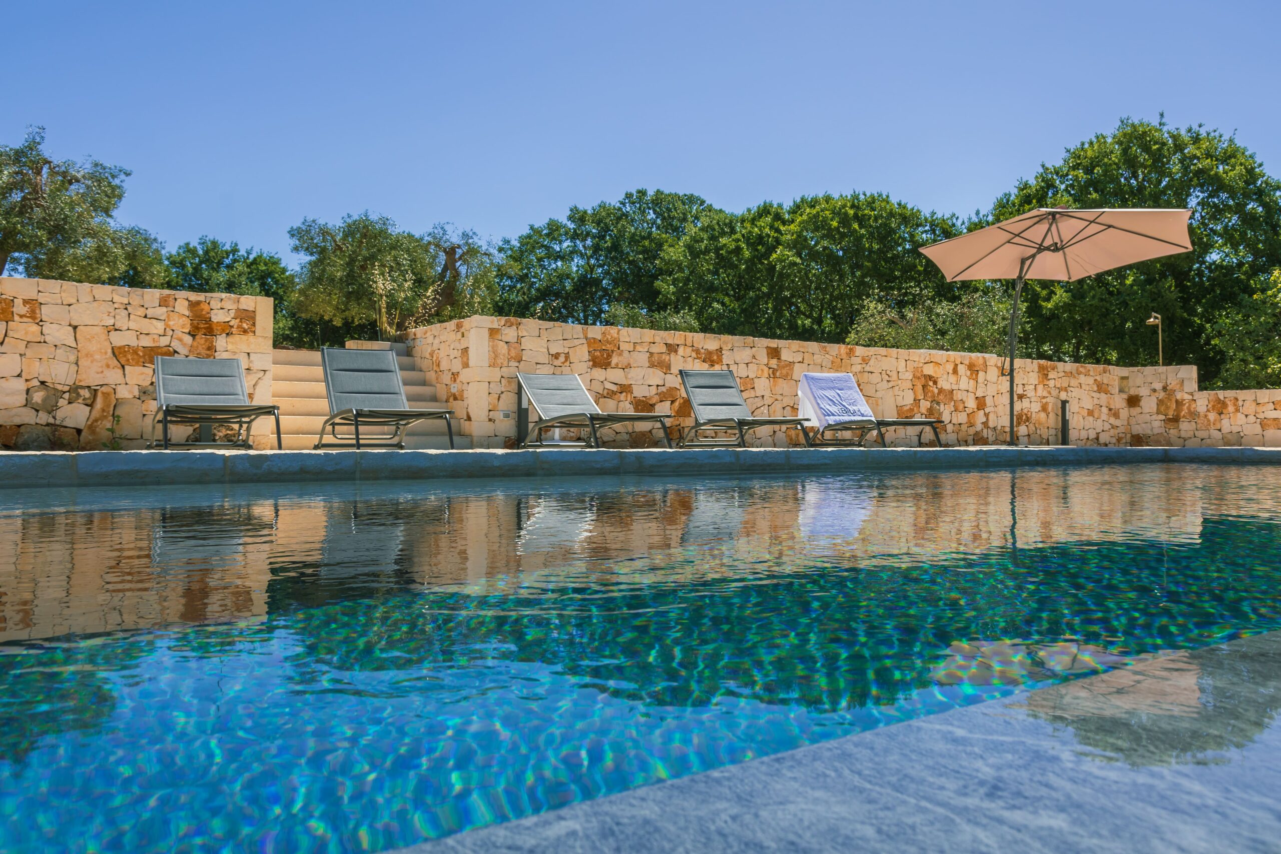 La piscina prefabbricata in acciaio rappresenta oggi una soluzione tecnica evoluta, che offre ai progettisti un equilibrio concreto tra libertà progettuale, controllo esecutivo e affidabilità nel tempo.