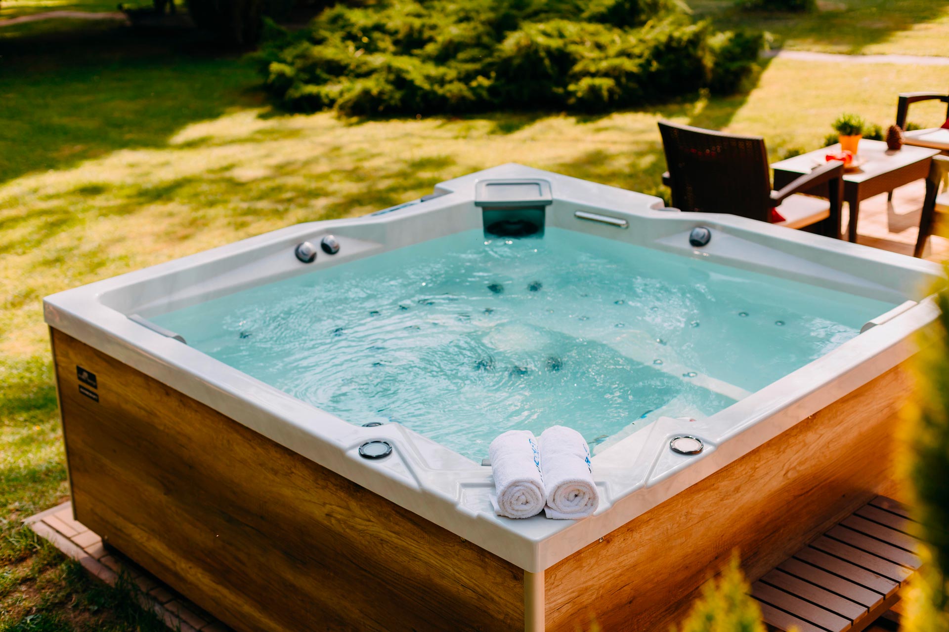 Le mini piscine da esterno rappresentano una soluzione moderna, versatile e accessibile per chi desidera vivere il piacere dell'acqua anche in spazi contenuti.